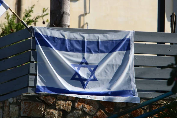 ダビデの6点の星を持つイスラエル国家の白い旗 — ストック写真