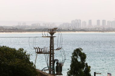 İsrail 'deki tarlalar ve dağlardan geçen yüksek voltajlı elektrik hatları 