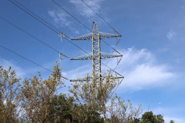 İsrail 'deki tarlalar ve dağlardan geçen yüksek voltajlı elektrik hatları 