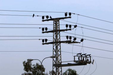 İsrail 'deki tarlalar ve dağlardan geçen yüksek voltajlı elektrik hatları 