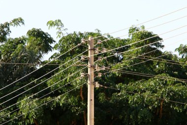 İsrail 'deki tarlalar ve dağlardan geçen yüksek voltajlı elektrik hatları 