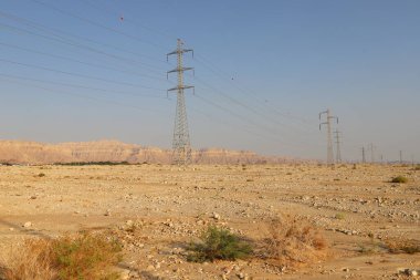 İsrail 'deki tarlalar ve dağlardan geçen yüksek voltajlı elektrik hatları 