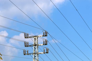 İsrail 'deki tarlalar ve dağlardan geçen yüksek voltajlı elektrik hatları 