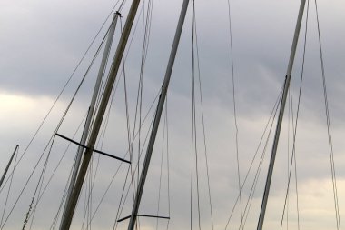 Gemi bulutlu bir gökyüzüne karşı direkler 