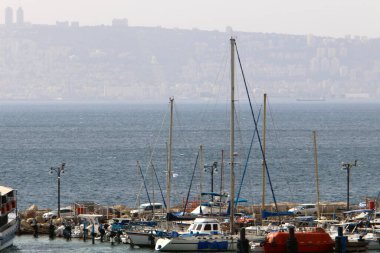 Gemi bulutlu bir gökyüzüne karşı direkler 