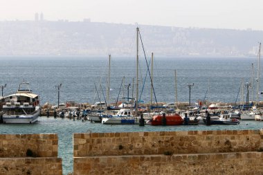 Gemi bulutlu bir gökyüzüne karşı direkler 