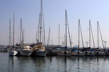 Gemi bulutlu bir gökyüzüne karşı direkler 