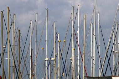 Gemi bulutlu bir gökyüzüne karşı direkler 