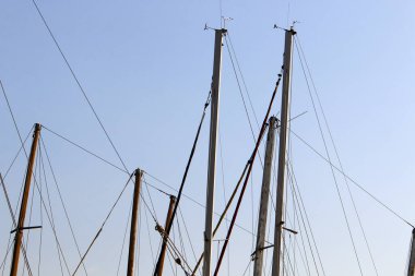 Gemi bulutlu bir gökyüzüne karşı direkler 