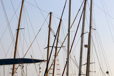 Gemi bulutlu bir gökyüzüne karşı direkler 