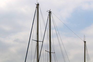 Gemi bulutlu bir gökyüzüne karşı direkler 