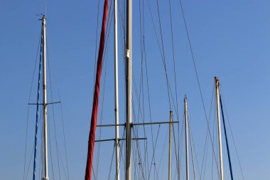 Gemi bulutlu bir gökyüzüne karşı direkler 