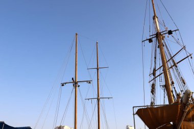 Gemi bulutlu bir gökyüzüne karşı direkler 