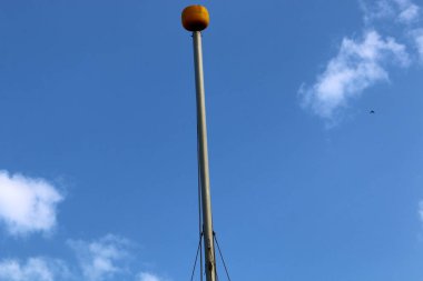 Gemi bulutlu bir gökyüzüne karşı direkler 