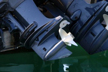 Dış motor pervanesi. Tekne Tel Aviv limanında.. 