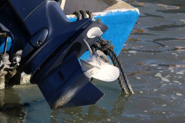 Dış motor pervanesi. Tekne Tel Aviv limanında.. 