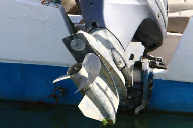 Dış motor pervanesi. Tekne Tel Aviv limanında.. 