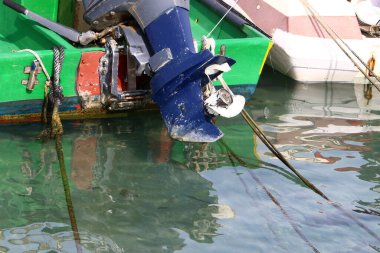 Dış motor pervanesi. Tekne Tel Aviv limanında.. 