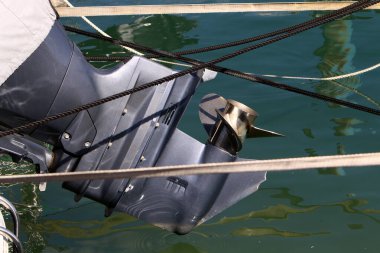 Dış motor pervanesi. Tekne Tel Aviv limanında.. 