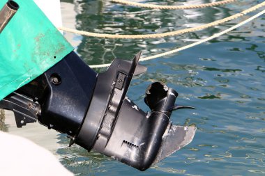 Dış motor pervanesi. Tekne Tel Aviv limanında.. 