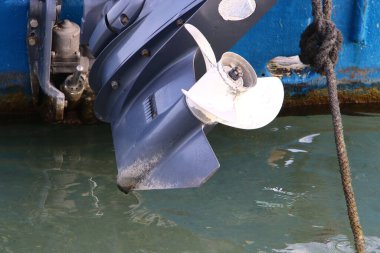 Dış motor pervanesi. Tekne Tel Aviv limanında.. 