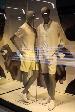 Bir vitrinde vitrin arkasında duran bir manken. 