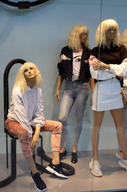 Bir vitrinde vitrin arkasında duran bir manken. 