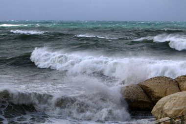 İsrail 'in kuzeyinde Akdeniz' de şiddetli fırtına, rüzgar ve sağanak yağış 