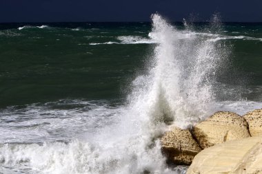 İsrail 'in kuzeyinde Akdeniz' de şiddetli fırtına, rüzgar ve sağanak yağış 