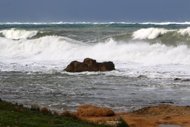 İsrail 'in kuzeyinde Akdeniz' de şiddetli fırtına, rüzgar ve sağanak yağış 