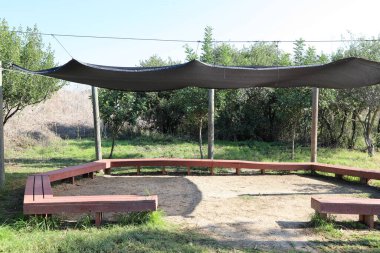 İsrail 'in kuzeyinde Akdeniz kıyısındaki bir şehir parkında dinlenmek için bir bank. 