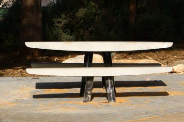 İsrail 'in kuzeyinde Akdeniz kıyısındaki bir şehir parkında dinlenmek için bir bank. 