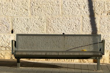 İsrail 'in kuzeyinde Akdeniz kıyısındaki bir şehir parkında dinlenmek için bir bank. 