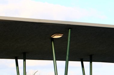 Güneş 'ten korunmak ve İsrail' in kuzeyindeki Akdeniz kıyılarında dinlenmek için bir gölgelik. 