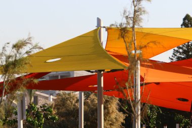 Güneş 'ten korunmak ve İsrail' in kuzeyindeki Akdeniz kıyılarında dinlenmek için bir gölgelik. 