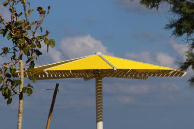 Güneş 'ten korunmak ve İsrail' in kuzeyindeki Akdeniz kıyılarında dinlenmek için bir gölgelik. 