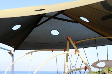 Güneş 'ten korunmak ve İsrail' in kuzeyindeki Akdeniz kıyılarında dinlenmek için bir gölgelik. 