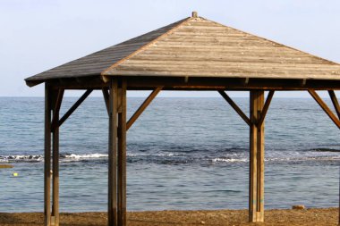Güneş 'ten korunmak ve İsrail' in kuzeyindeki Akdeniz kıyılarında dinlenmek için bir gölgelik. 