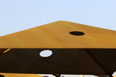 Güneş 'ten korunmak ve İsrail' in kuzeyindeki Akdeniz kıyılarında dinlenmek için bir gölgelik. 