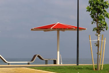 Güneş 'ten korunmak ve İsrail' in kuzeyindeki Akdeniz kıyılarında dinlenmek için bir gölgelik. 