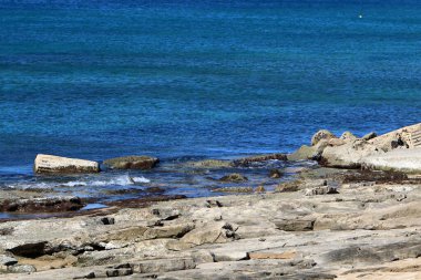 İsrail 'in kuzeyindeki Akdeniz' in kayalık kıyıları. 