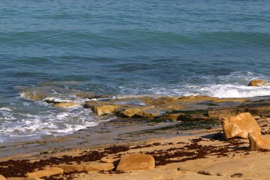 İsrail 'in kuzeyindeki Akdeniz' in kayalık kıyıları. 
