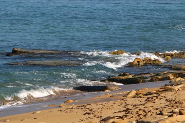 İsrail 'in kuzeyindeki Akdeniz' in kayalık kıyıları. 
