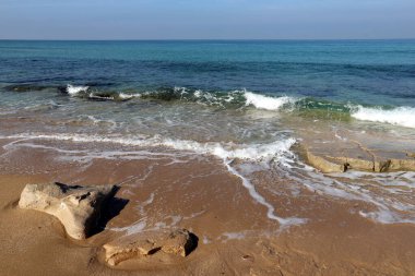 İsrail 'in kuzeyindeki Akdeniz' in kayalık kıyıları. 