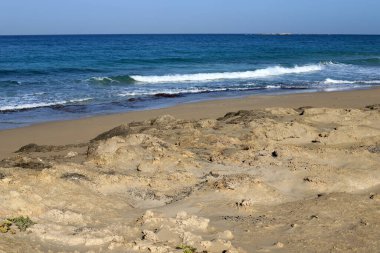 İsrail 'in kuzeyindeki Akdeniz' in kayalık kıyıları. 