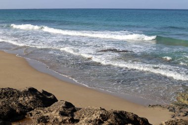 İsrail 'in kuzeyindeki Akdeniz' in kayalık kıyıları. 