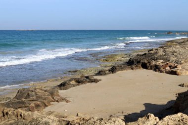 İsrail 'in kuzeyindeki Akdeniz' in kayalık kıyıları. 