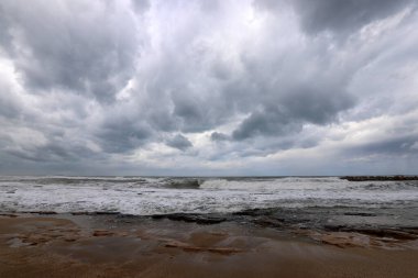 İsrail 'in kuzeyindeki Akdeniz' in kayalık kıyıları. 