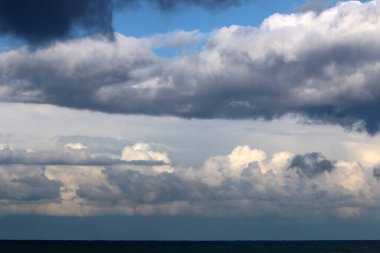 İsrail 'in kuzeyindeki Akdeniz üzerinde gökyüzünde yağmur bulutları 