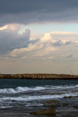 İsrail 'in kuzeyindeki Akdeniz üzerinde gökyüzünde yağmur bulutları 